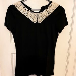 Women’s tee with lace collar